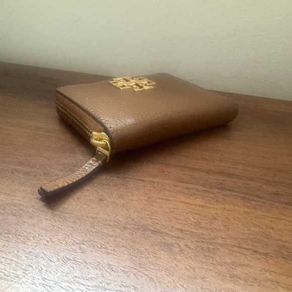 Tory Burch Thea Bi-fold Pebble leather Wallet, camel color - Picture 5 of 8